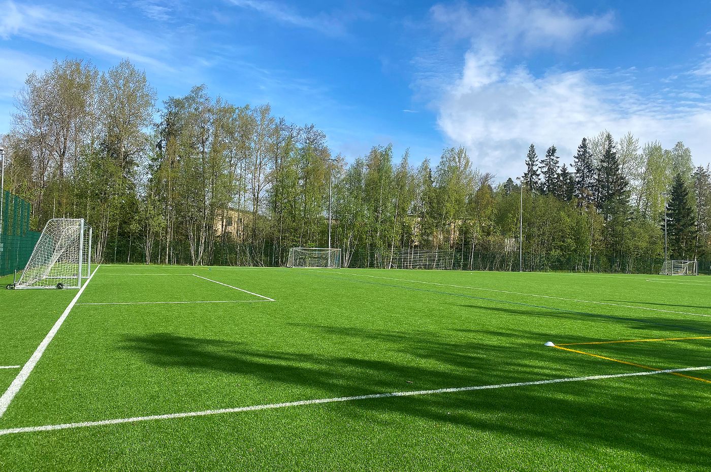 Uusmäen uudistettu pallokenttä sijaitsee tien toisella puolella.