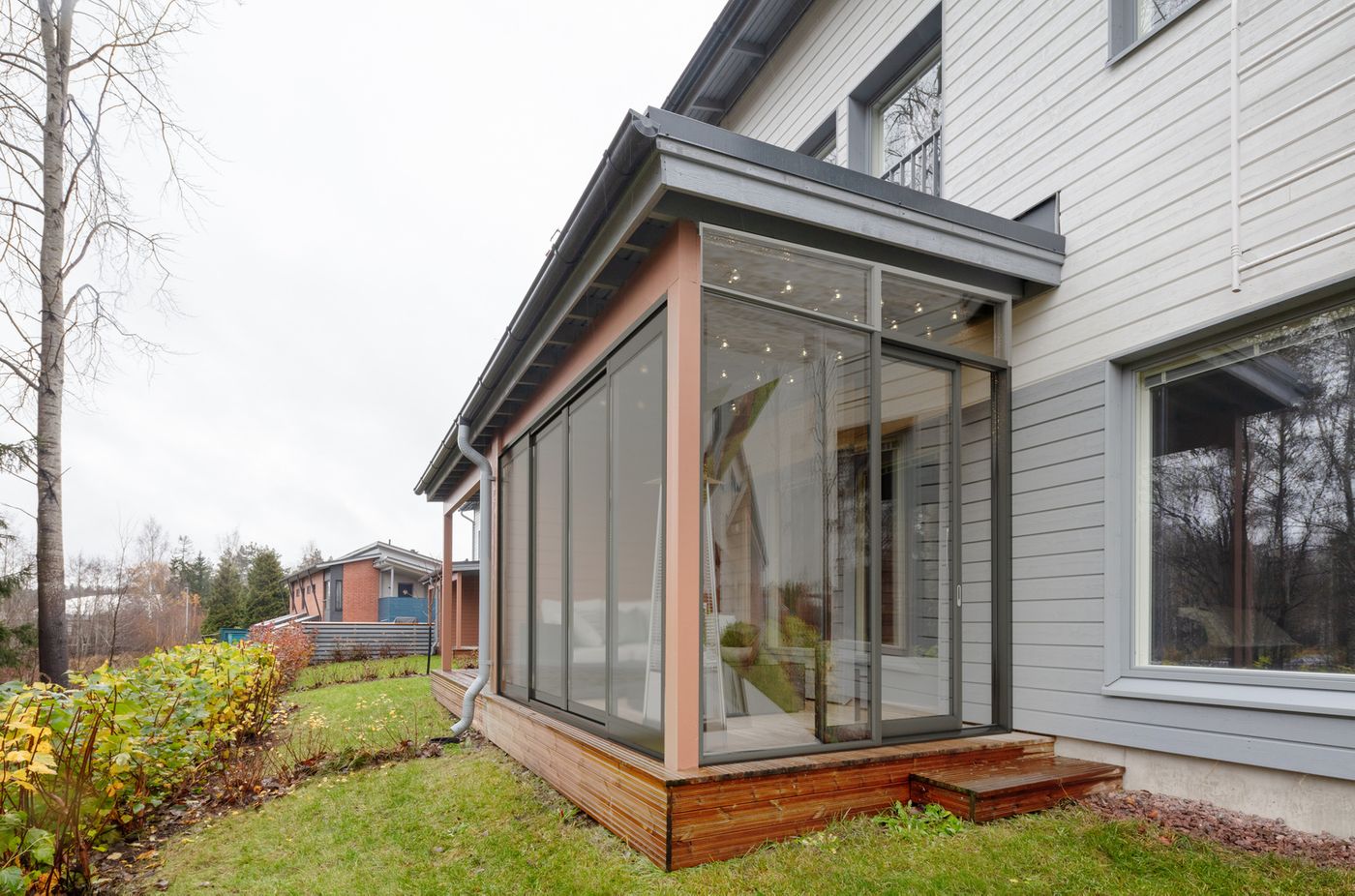 Terassi on mahdollista lasittaa. Digitaalisesti stailattu kuva asunnosta E16.