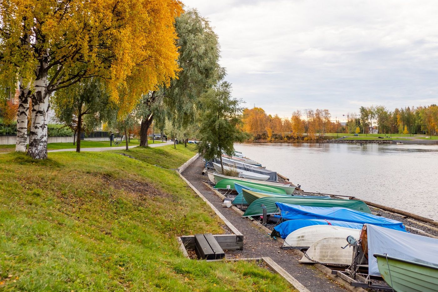 Rantaa myötäilevä puisto ja sen ulkoilureitti kuntoilualueineen sekä muut runsaat harrastusmahdollisuudet luovat puitteet niin aktiiviseen liikkumisen kuin maisemista nauttimiseenkin.