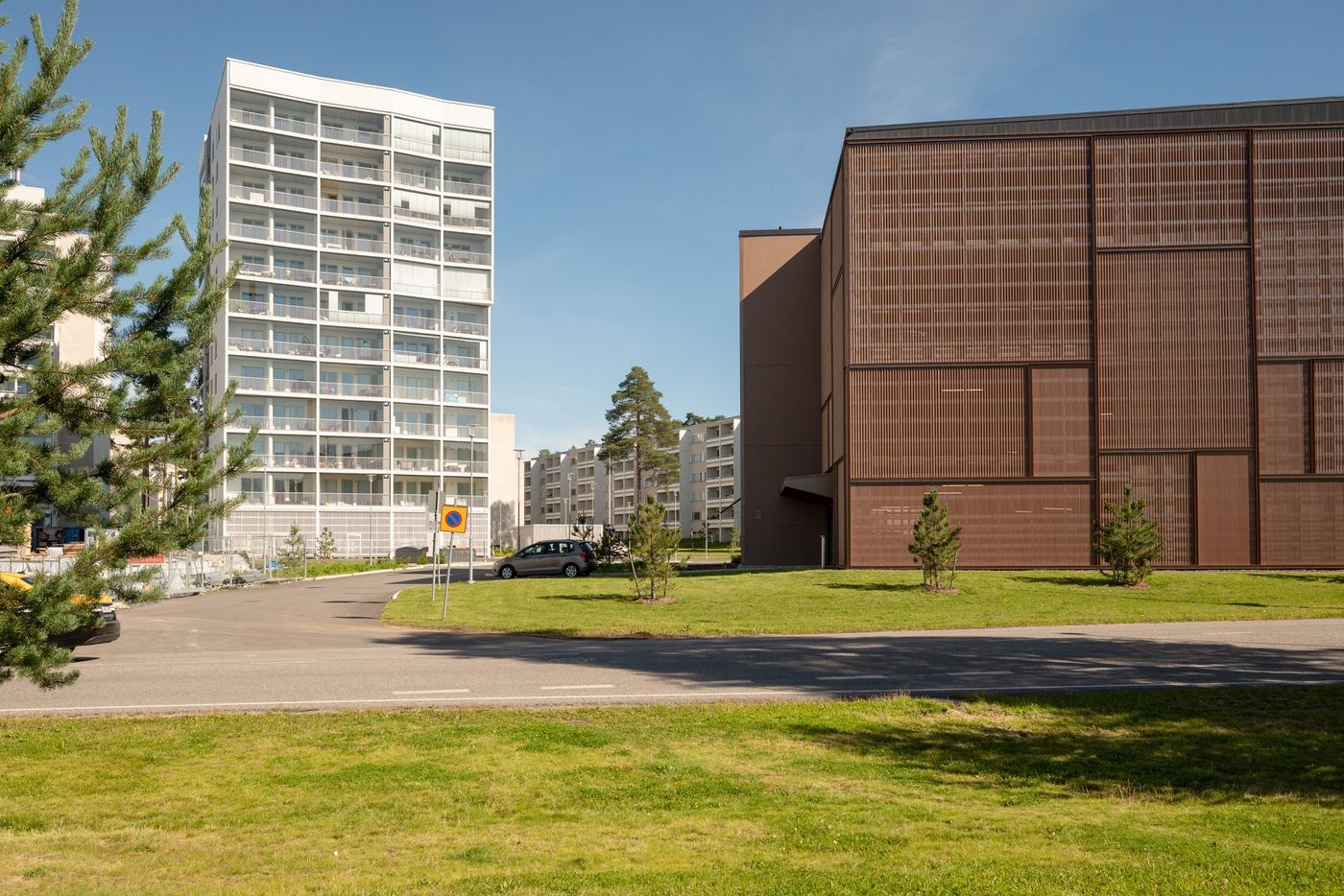 Parkkihallista voi vuokrata tai ostaa autopaikan. Myös sähköautopaikkoja!