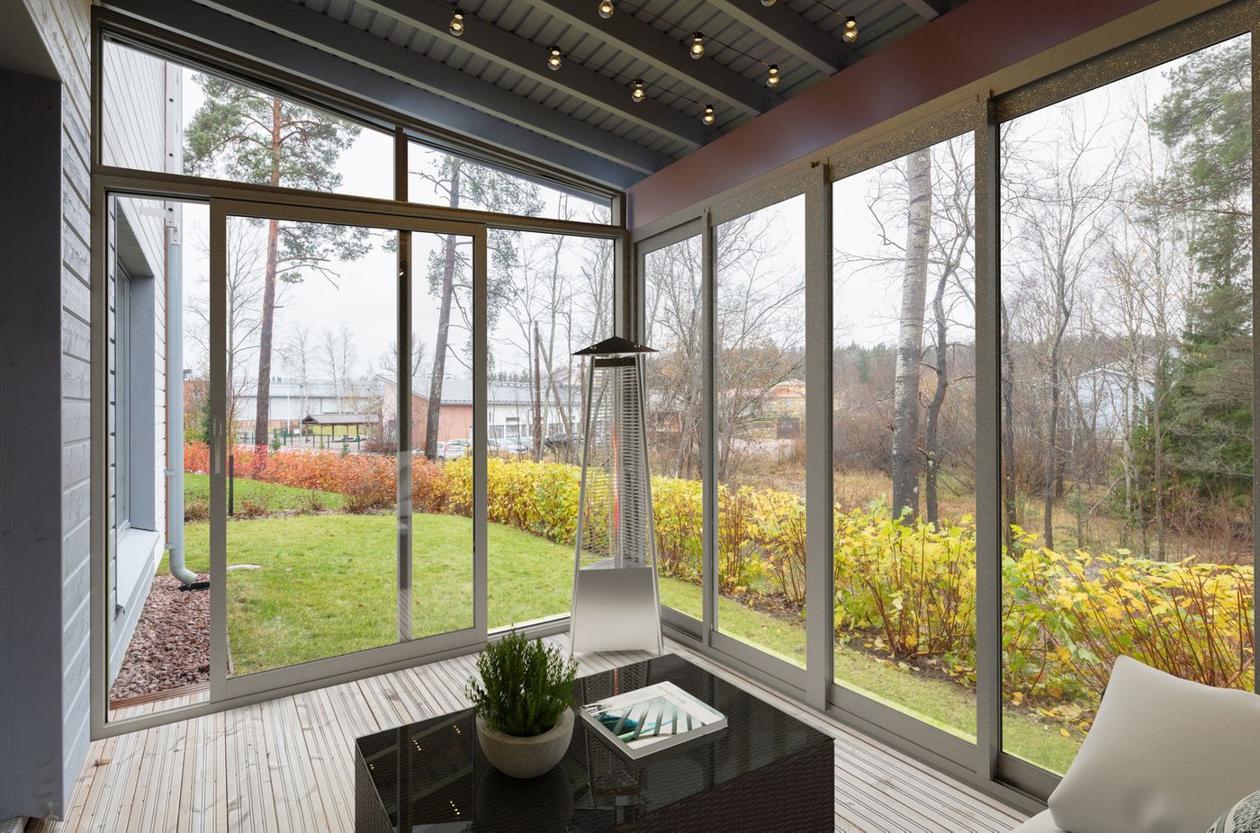Terassi on mahdollista lasittaa. Digitaalisesti stailattu kuva asunnosta E16.