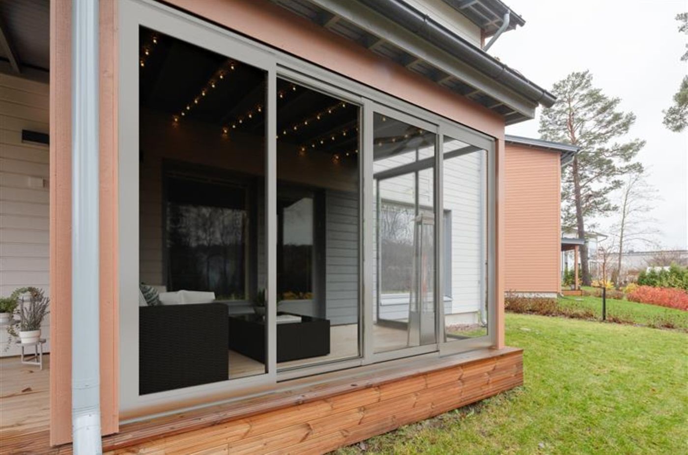 Terassi on mahdollista lasittaa. Digitaalisesti stailattu kuva asunnosta E16.