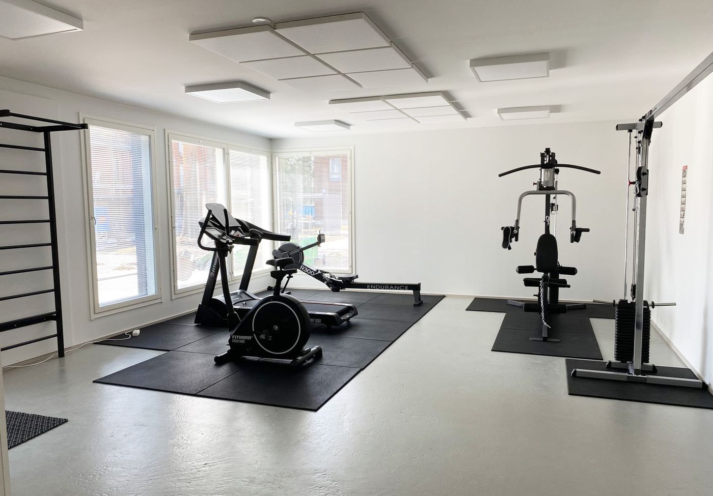 Pihalla sijaitsee koko korttelia palveleva monitoimitalo