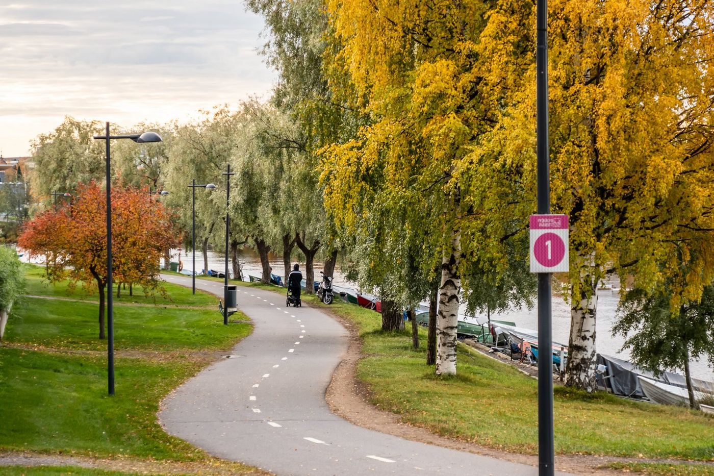 Oulun keskustaan polkaisee pyörällä maisemareittiä pitkin kymmenessä minuutissa.